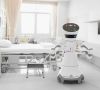 Ein humanoider Cobot hält sich im Zimmer einer pflegebedürftigen Person auf