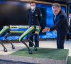 Das Bild zeigt den Roboter-Hund Spot von Boston Dynamics mit Nordrhein-Westfalens Innenminister Herbert Reul im Innovation Lab der Polizei NRW