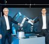 Festo-Technologievorstand Frank Melzer (l.) und Christian Tarragona, Leiter Robotics, mit dem weltweit ersten pneumatisch angetriebenen Cobot. 