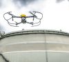 Die Drohne überprüft die Dächer der Tanklager im Energy and Chemicals Park Rheinland sowie unzugängliche Inspektionspunkte aus der Luft und fügt so eine dritte Dimension in den Inspektionsumgebungen hinzu.