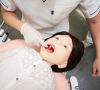 Roboter mit dem Aussehen eines jungen Mädchens auf einem Zahnarztstuhl. Der Pedia Roid soll die Arztausbildung verbessern.