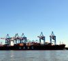 Containerschiff im Hamburger Hafen,
