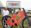 Igus-Geschäftsführer Frank Blase mit einem überdimensionierten Recycling-Kunststoff-Fahrrad