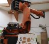 Kuka-Roboter im Einsatz in einer Tischlerei