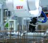 Ein Roboter von ABB und Robotdalen arbeitet beim schwedischen Baukonzern Skanska in der Herstellung von Stahlbewehrungen. Roboter übernehmen auf Baustellen immer öfter schwere und unangenehme Arbeiten.