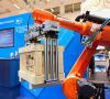 Roboterarm hebt auf der automatica 2022 eine Holzkiste in die Höhe