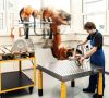 Die Zusammenarbeit von Menschen auch mit klassischen Industrierobotern ist eines der Forschungsthemen am Fraunhofer-Institut für Produktionstechnik und Automatisierung.