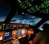 Blick aus dem Cockpit eines Airbus-Passagierflugzeus auf den Nachthimmel über China - Automatisierung findet in der Luftfahrt im Cockpit ebenso statt wie bei der Herstellung von Flugzeugen - ich beiden Fällen geht es um Kostenersparnis, ohne die Sicherheit zu vernachlässigen.