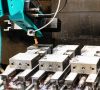 Roboterarm beim Bearbeiten von Metallblöcken