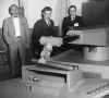 Im Jahr 1956 entwickelt der US-Amerikaner George Devol den ersten Industrieroboter namens Unimate. Grundlage dafür war sein Patent eines mechanischen Arms aus dem Jahr 1954.